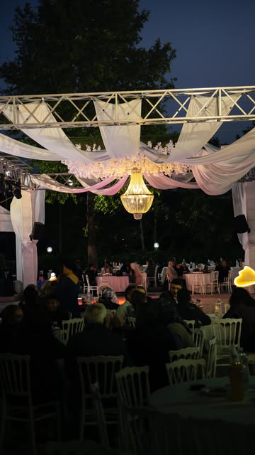 Gece düğününde tül ve avizelerle süslü alan
